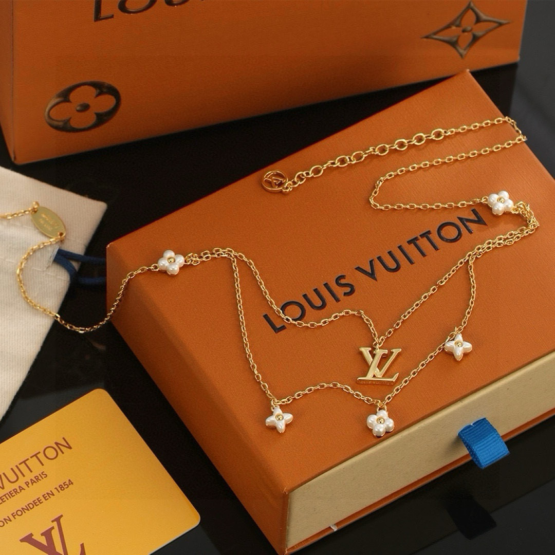 【精工版本】 路易威登字母项链 秉承精湛匠艺 抛光色泽成就经典 LV 字母的自然化身，流露品牌格调 明星