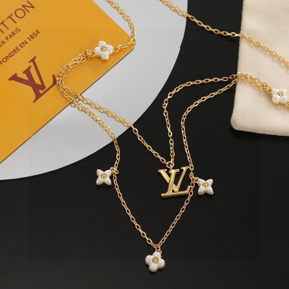 【精工版本】 路易威登字母项链 秉承精湛匠艺 抛光色泽成就经典 LV 字母的自然化身，流露品牌格调 明星