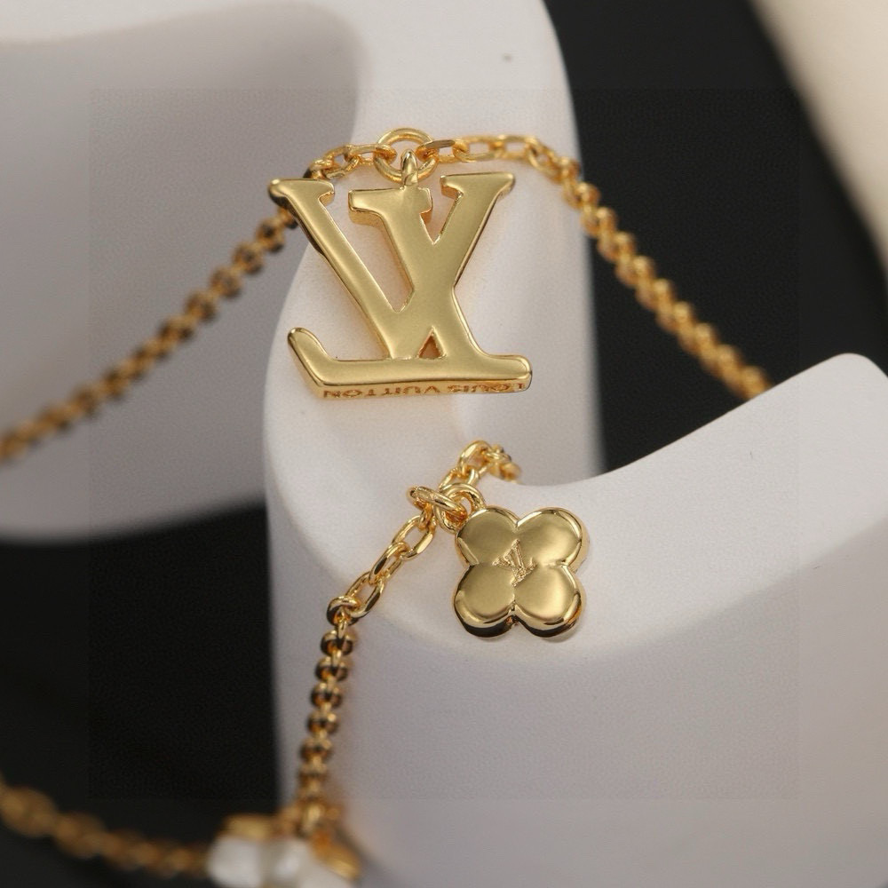 【精工版本】 路易威登字母项链 秉承精湛匠艺 抛光色泽成就经典 LV 字母的自然化身，流露品牌格调 明星