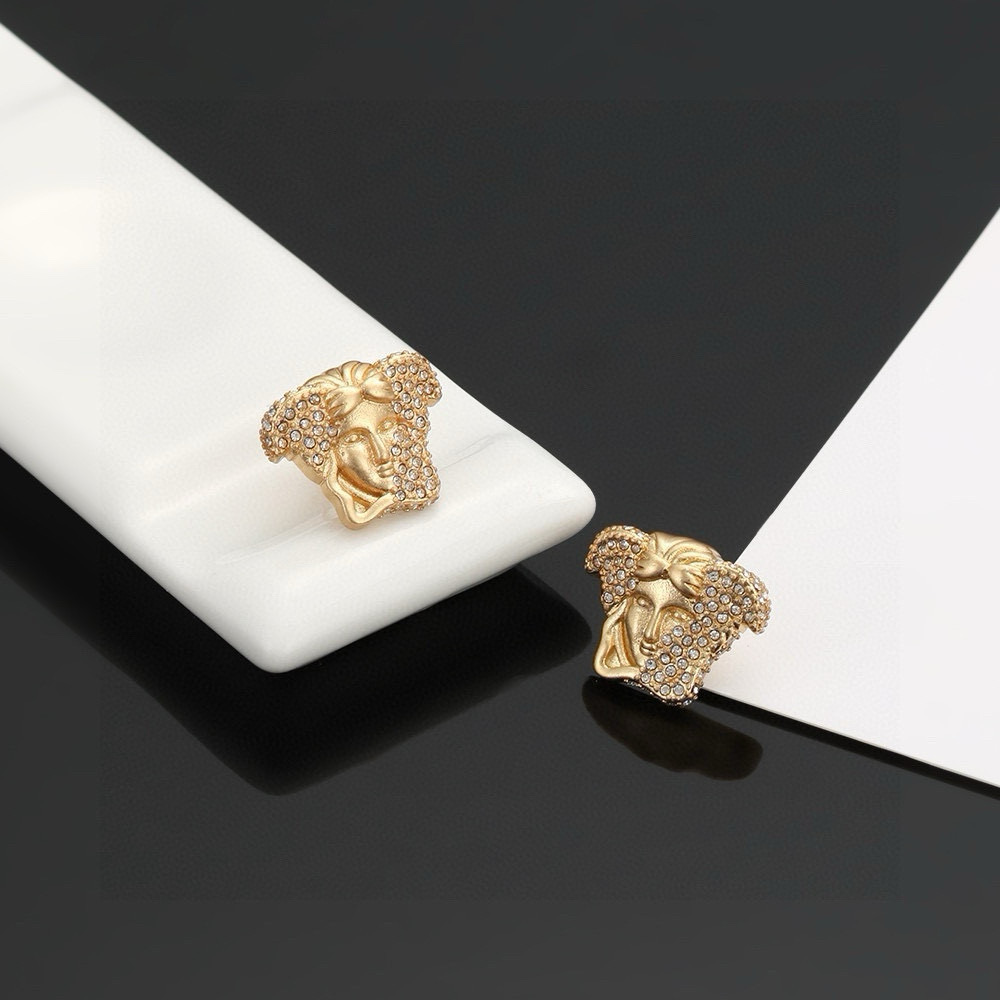 The golden ear nail of Versace is an elegant embellishment with a Medusa - 图片 7