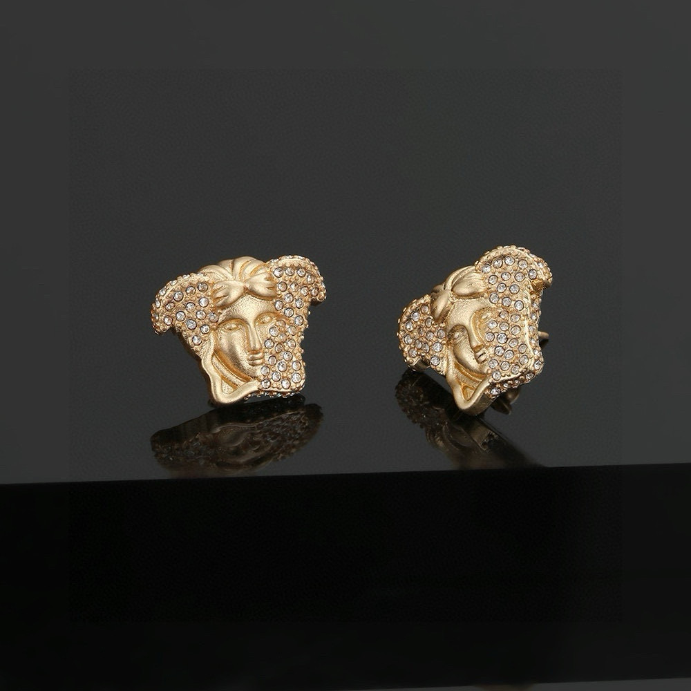 The golden ear nail of Versace is an elegant embellishment with a Medusa - 图片 3