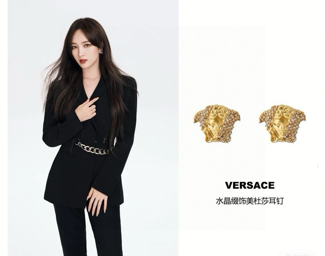 The golden ear nail of Versace is an elegant embellishment with a Medusa - 图片 5