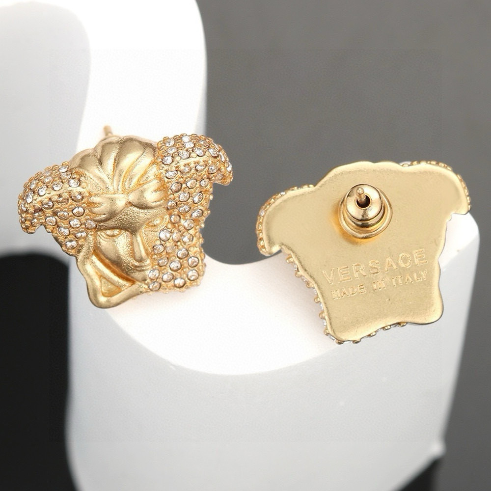 The golden ear nail of Versace is an elegant embellishment with a Medusa - 图片 4