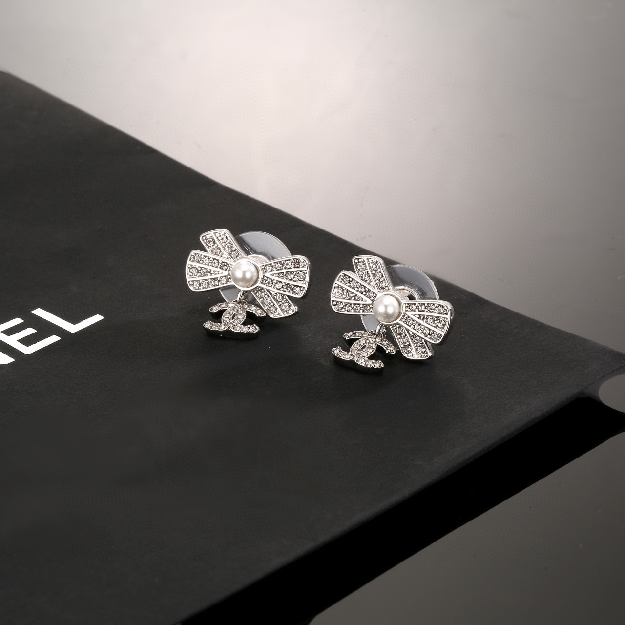 
 Chanel 🇫🇷香奈儿经典双C蝴蝶结耳钉 这款随意搭配都是非常好看百搭时尚单品 🎁日常款 很修饰脸