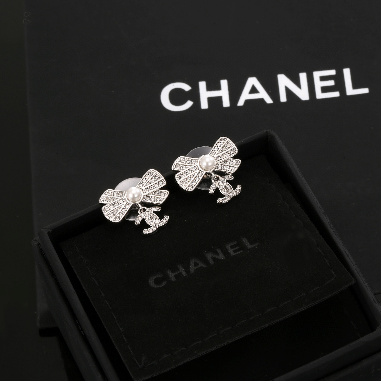
 Chanel 🇫🇷香奈儿经典双C蝴蝶结耳钉 这款随意搭配都是非常好看百搭时尚单品 🎁日常款 很修饰脸