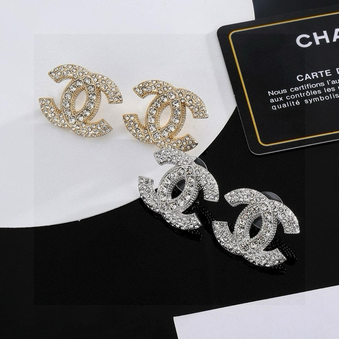 
 金银两色Chanel 🇫🇷香奈儿经典双C耳钉 这款随意搭配都是非常好看百搭时尚单品 🎁日常款 很修饰