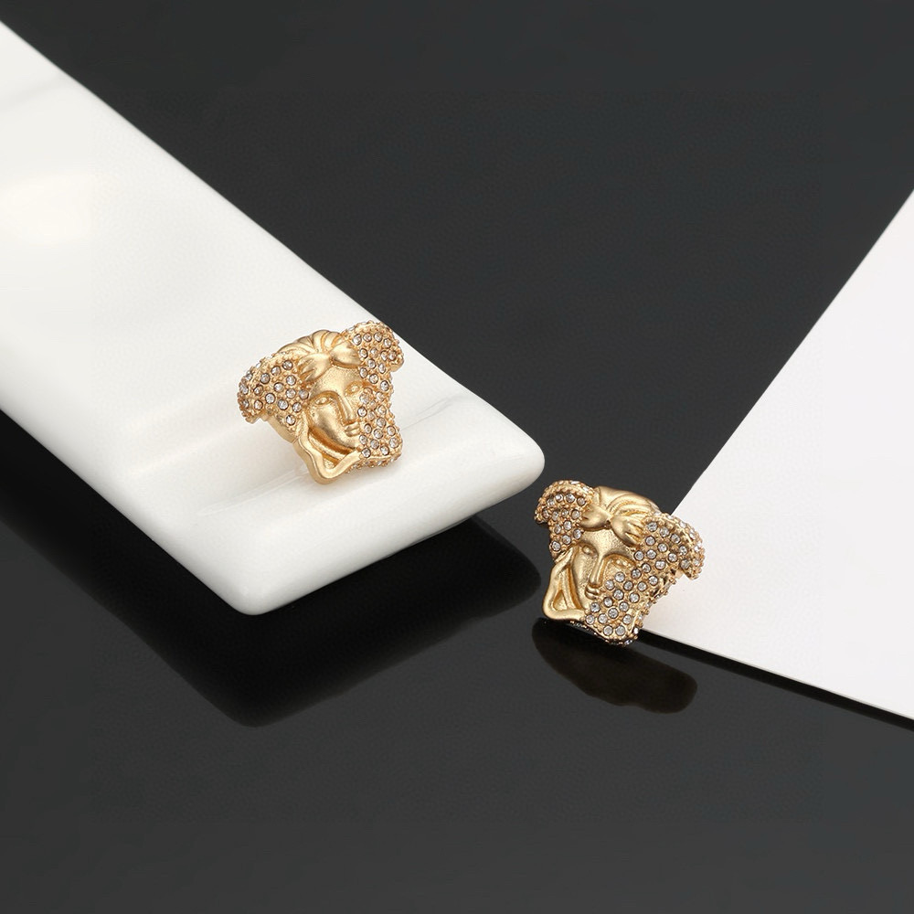 The golden earring of Versace is an elegant sarcasm of Medusa - 图片 6
