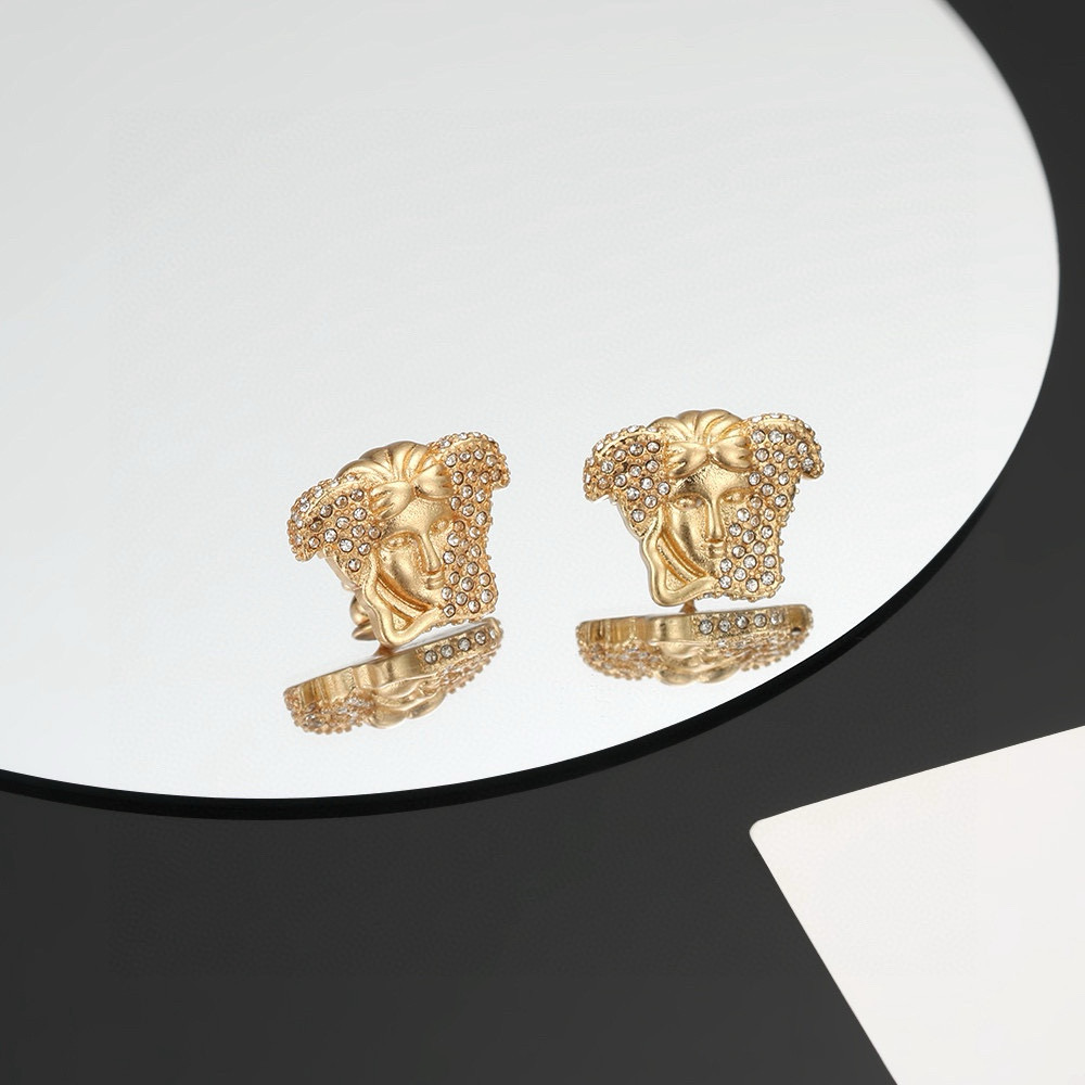 The golden earring of Versace is an elegant sarcasm of Medusa