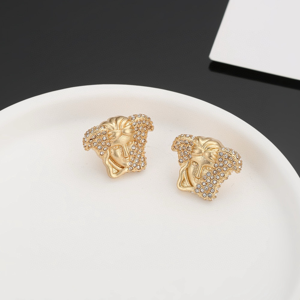 The golden earring of Versace is an elegant sarcasm of Medusa - 图片 2