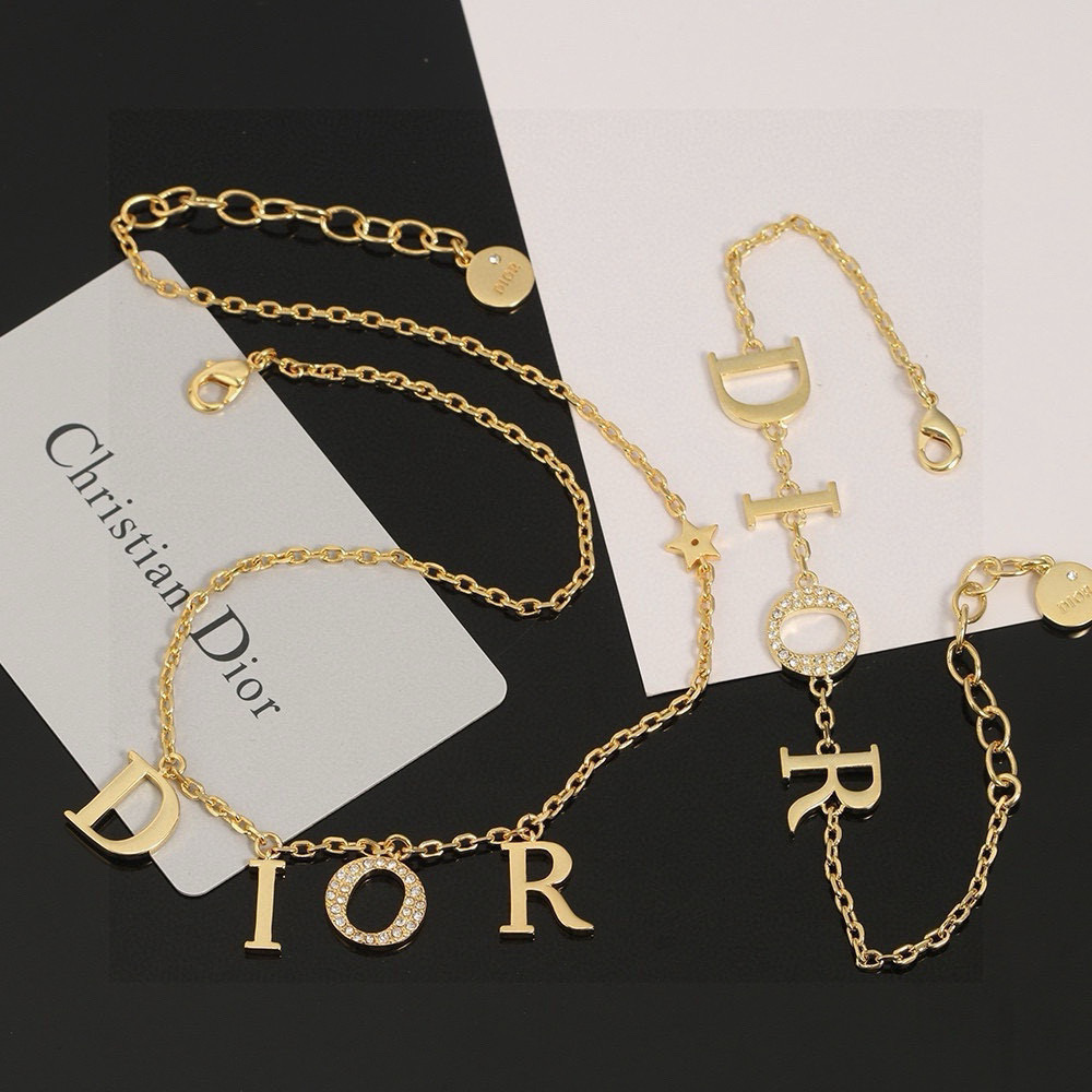 👑Dior 迪奥JADIOR 字母项链手链 采用金色作为主要颜色，配上字母、五角星、增添了一份可爱。饰品