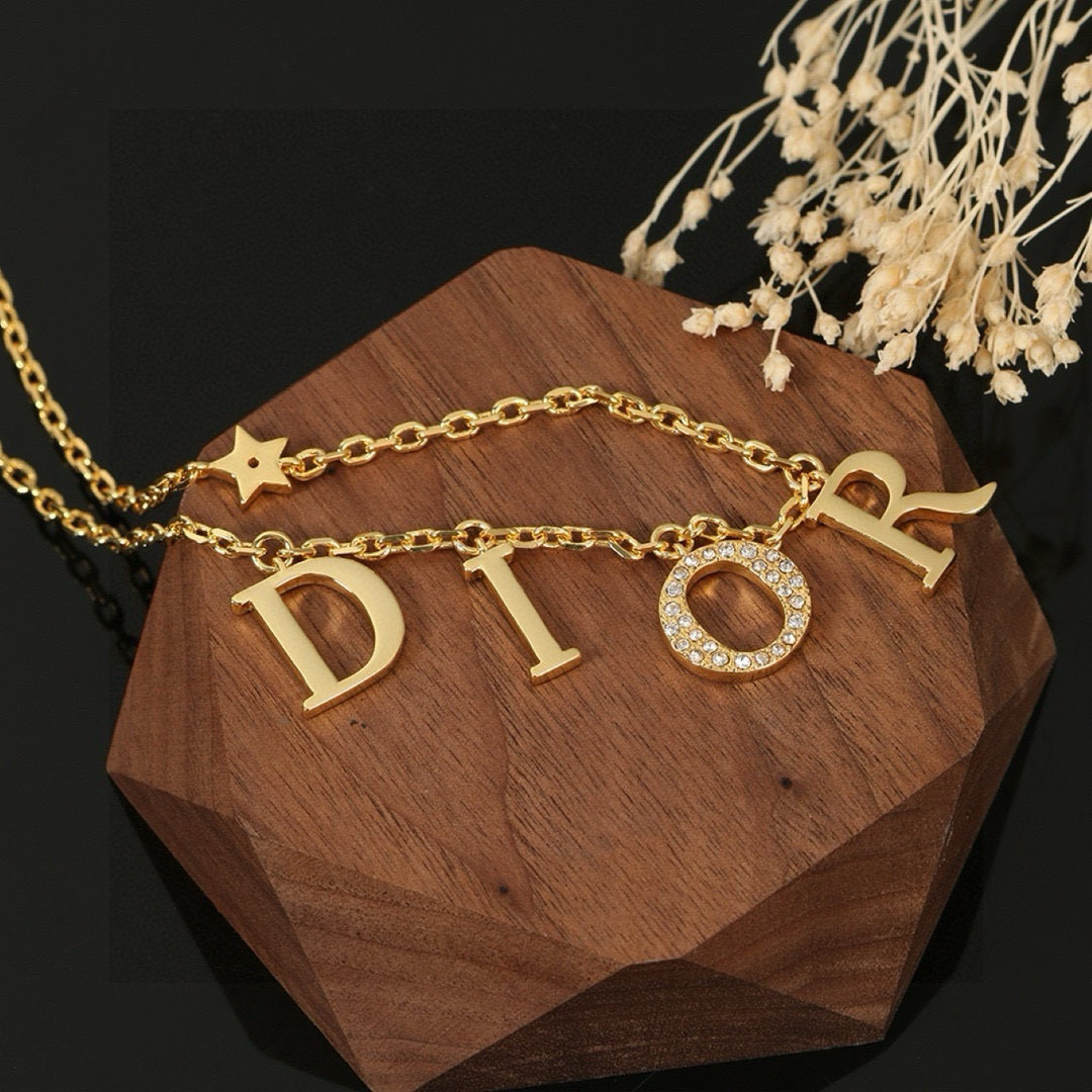 👑Dior 迪奥JADIOR 字母项链手链 采用金色作为主要颜色，配上字母、五角星、增添了一份可爱。饰品