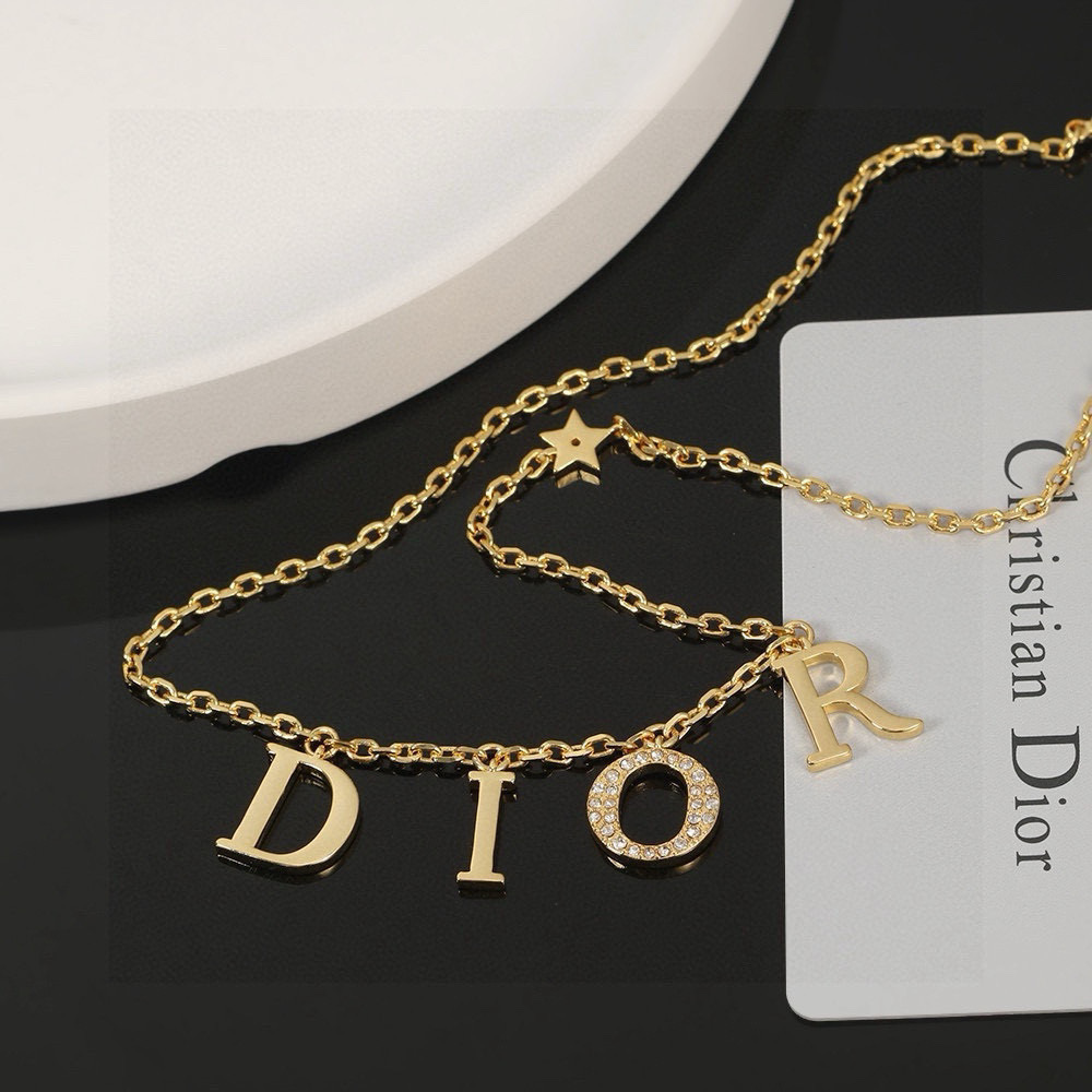 👑Dior 迪奥JADIOR 字母项链手链 采用金色作为主要颜色，配上字母、五角星、增添了一份可爱。饰品