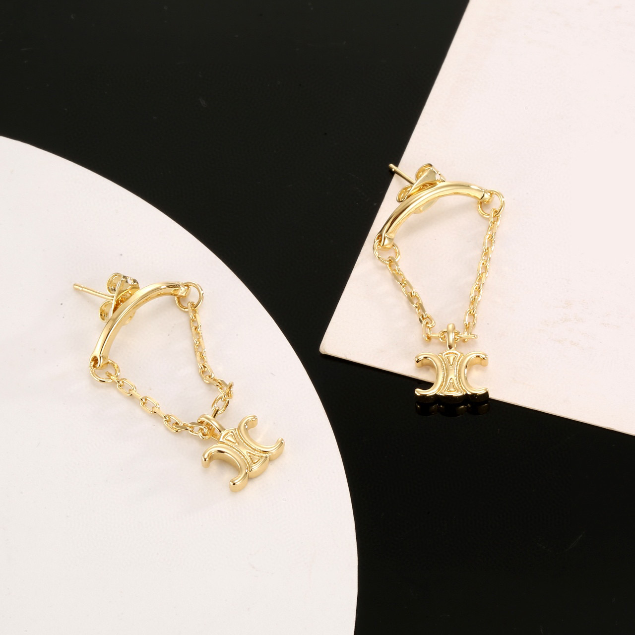  Celine 赛琳耳钉 新款耳环 经典金色系 辨识度很高的麻花设计 小巧精致可爱 百搭 。复古造型设计