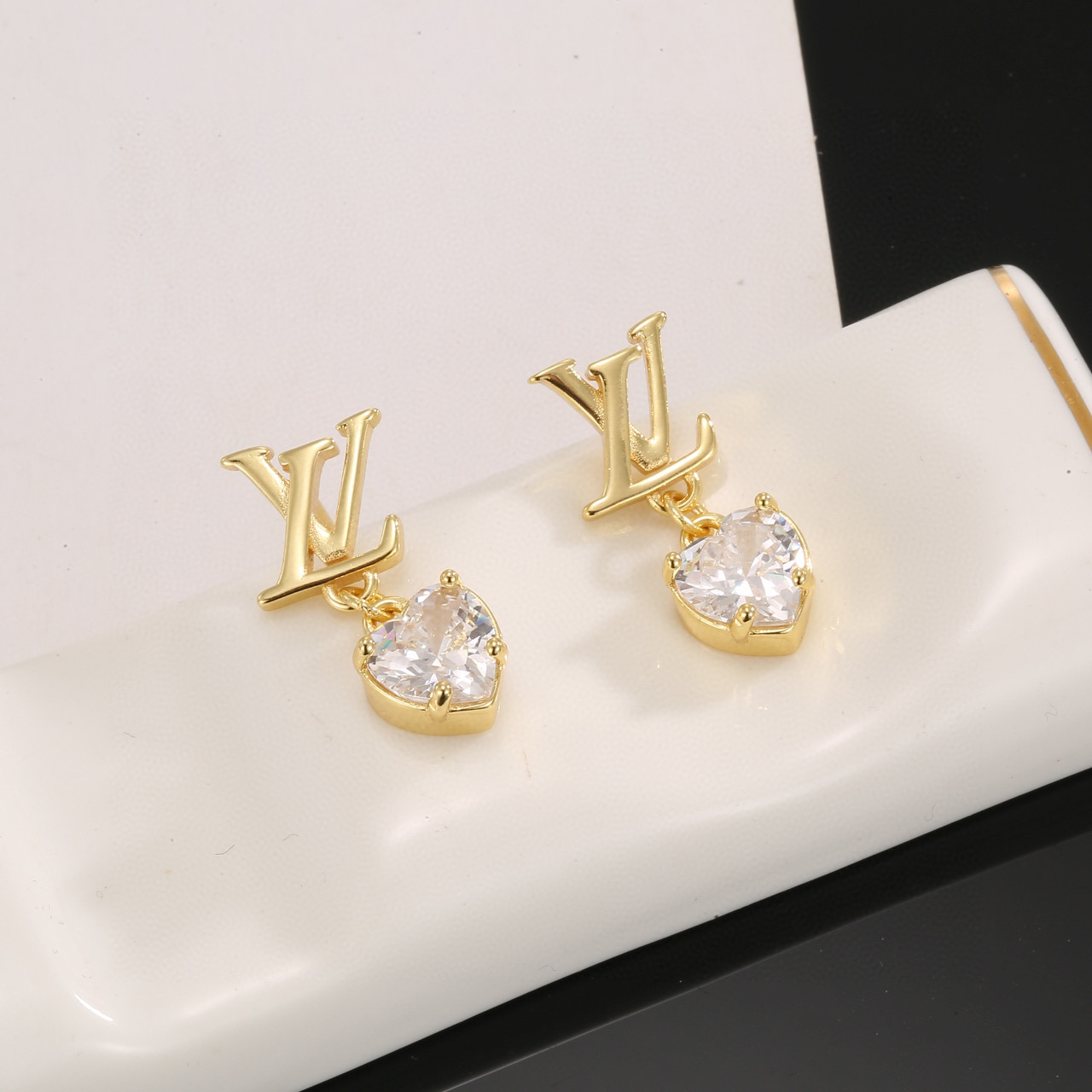 【精工版本】路易威登耳钉  秉承精湛匠艺，以锻造耀目 LV Twig  抛光色泽成就经典 LV 字母的自