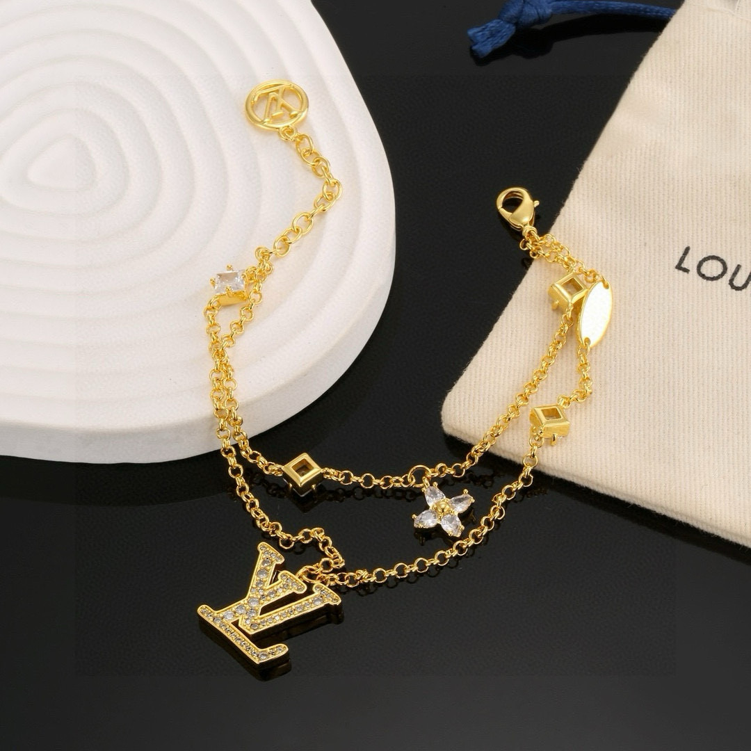 驴家新款LV Iconic 项链 手链 令镶嵌水晶的 LV 字母占据中央，再以 Monogram 花卉注