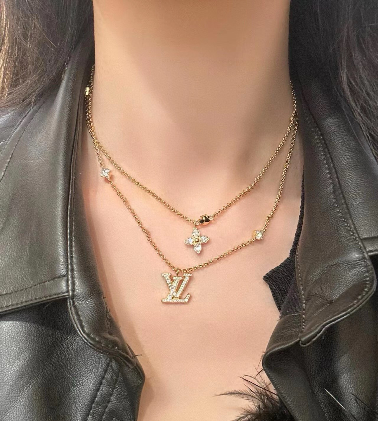 驴家新款LV Iconic 项链 手链 令镶嵌水晶的 LV 字母占据中央，再以 Monogram 花卉注