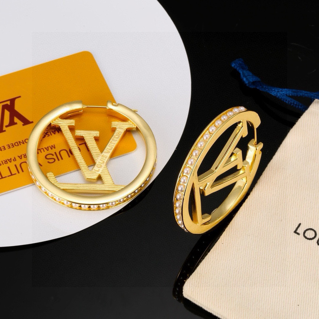  路易威登耳钉  秉承精湛匠艺，以锻造耀目 LV Twig  抛光色泽成就经典 LV 字母的自然化身，流