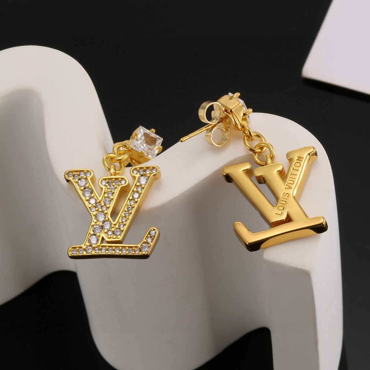 【精工版本】 路易威登耳钉  秉承精湛匠艺，以锻造耀目 LV Twig  抛光色泽成就经典 LV 字母的