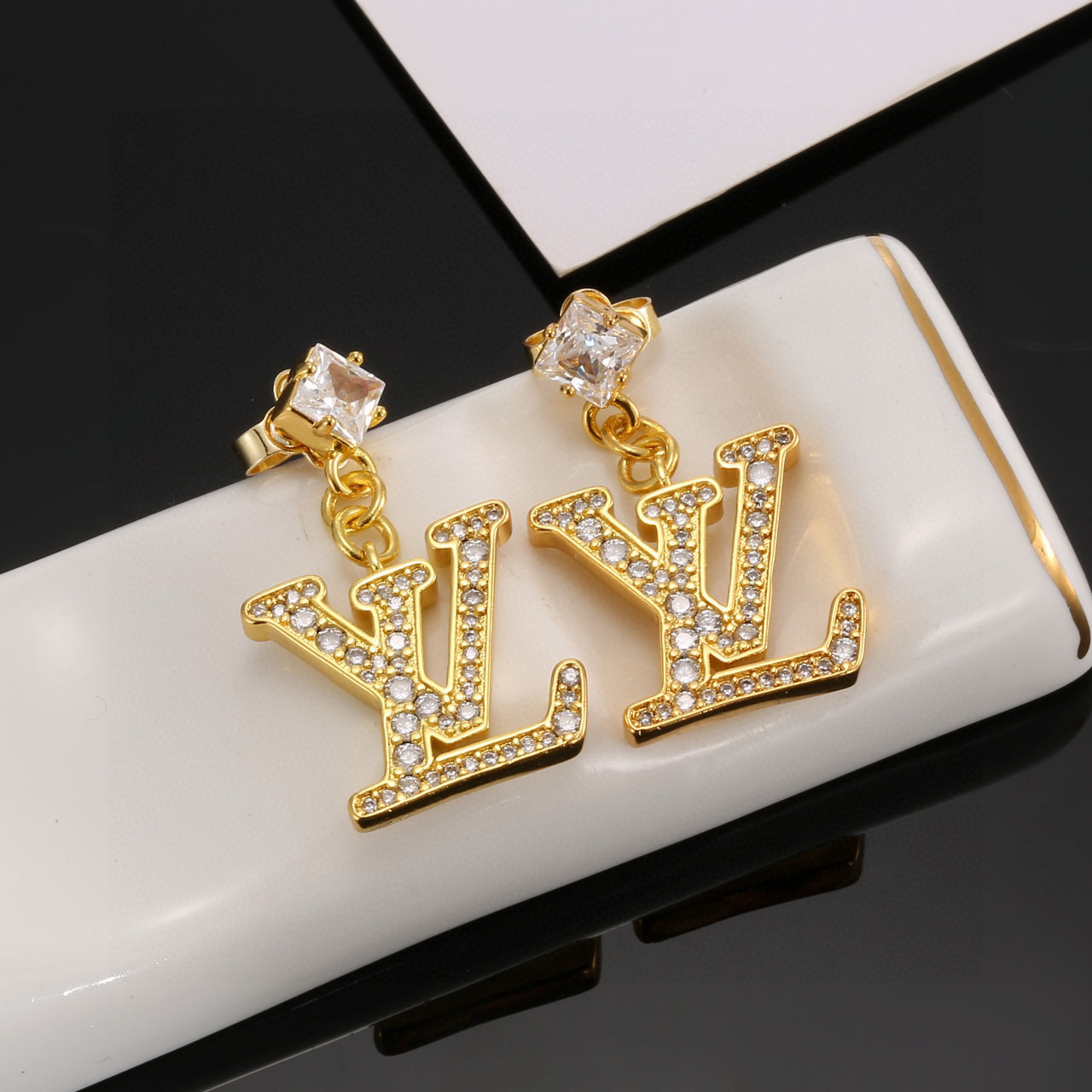 【精工版本】 路易威登耳钉  秉承精湛匠艺，以锻造耀目 LV Twig  抛光色泽成就经典 LV 字母的