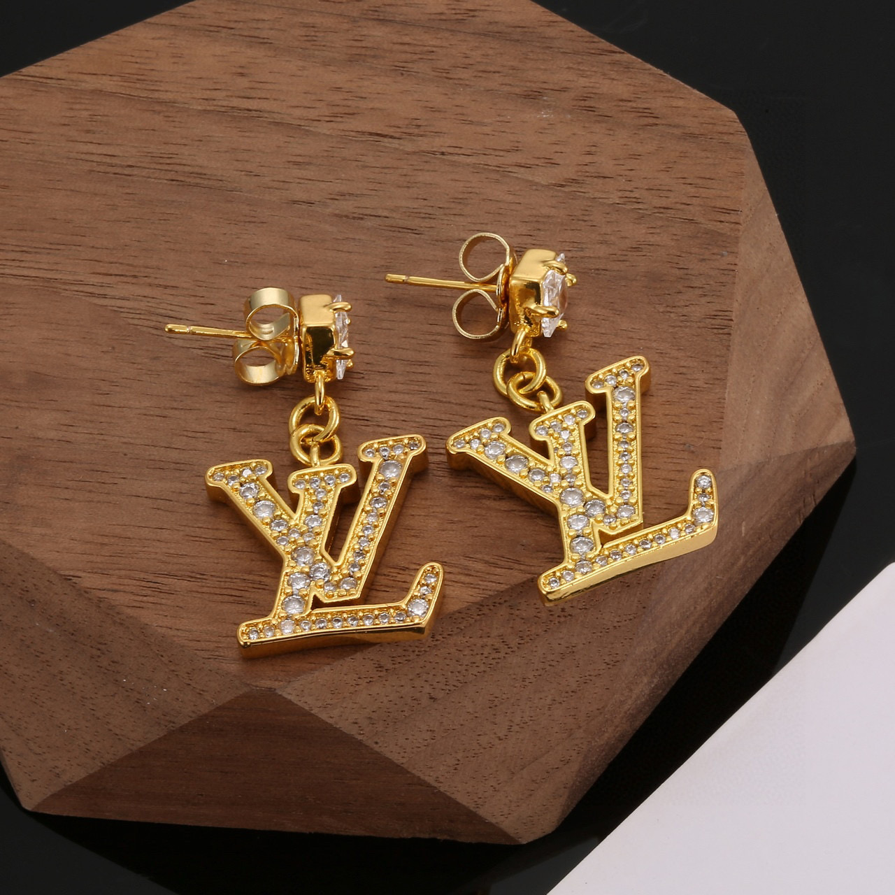 【精工版本】 路易威登耳钉  秉承精湛匠艺，以锻造耀目 LV Twig  抛光色泽成就经典 LV 字母的