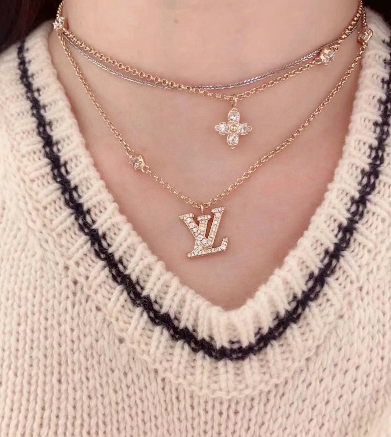 驴家新款LV Iconic 项链 手链 令镶嵌水晶的 LV 字母占据中央，再以 Monogram 花卉注