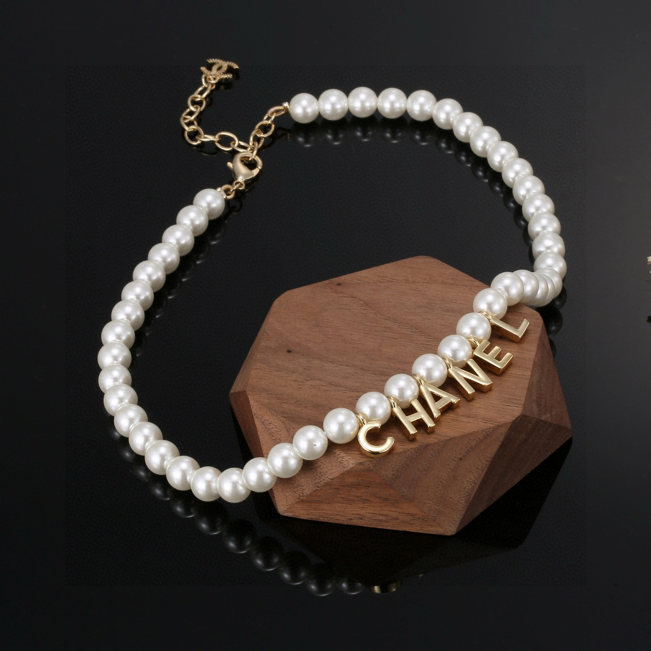 最新款Chanel 香奈儿字母珍珠项链  毛衣链非常好看，

精致大方，好不好品质说话，全部都实拍，图片