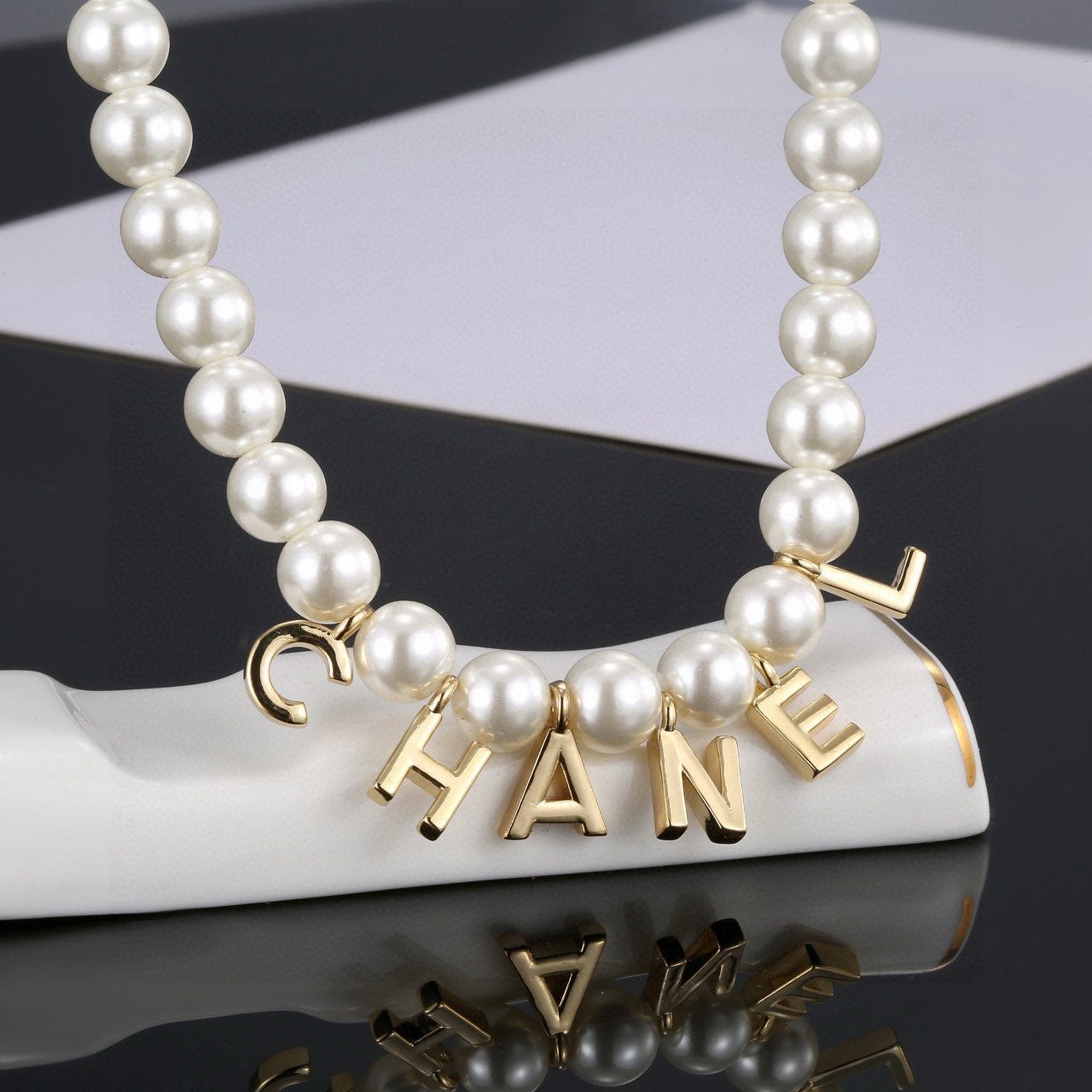最新款Chanel 香奈儿字母珍珠项链  毛衣链非常好看，

精致大方，好不好品质说话，全部都实拍，图片
