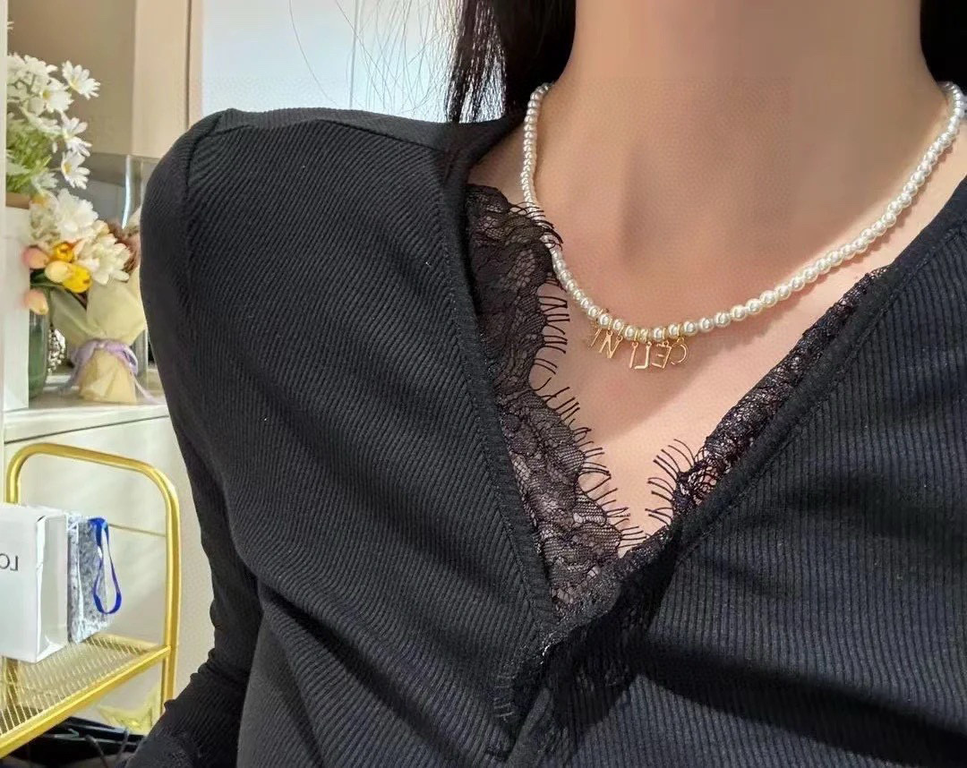 最新款Chanel 香奈儿字母珍珠项链  毛衣链非常好看，

精致大方，好不好品质说话，全部都实拍，图片