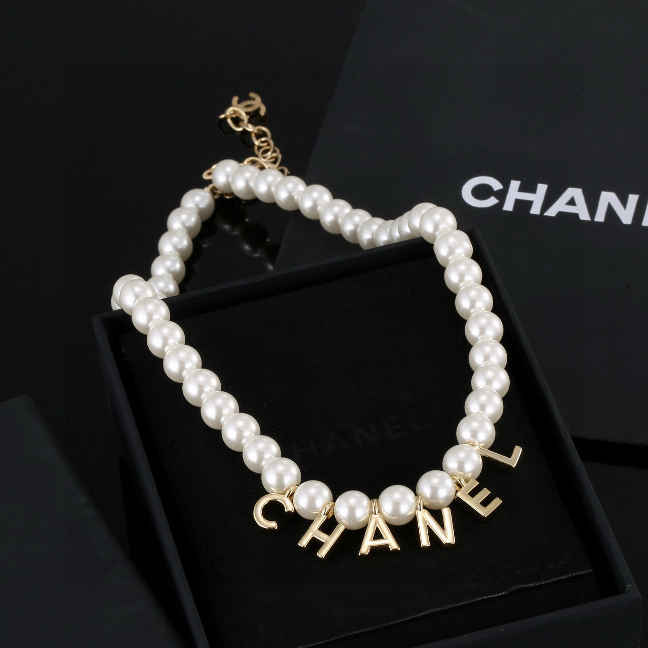 最新款Chanel 香奈儿字母珍珠项链  毛衣链非常好看，

精致大方，好不好品质说话，全部都实拍，图片