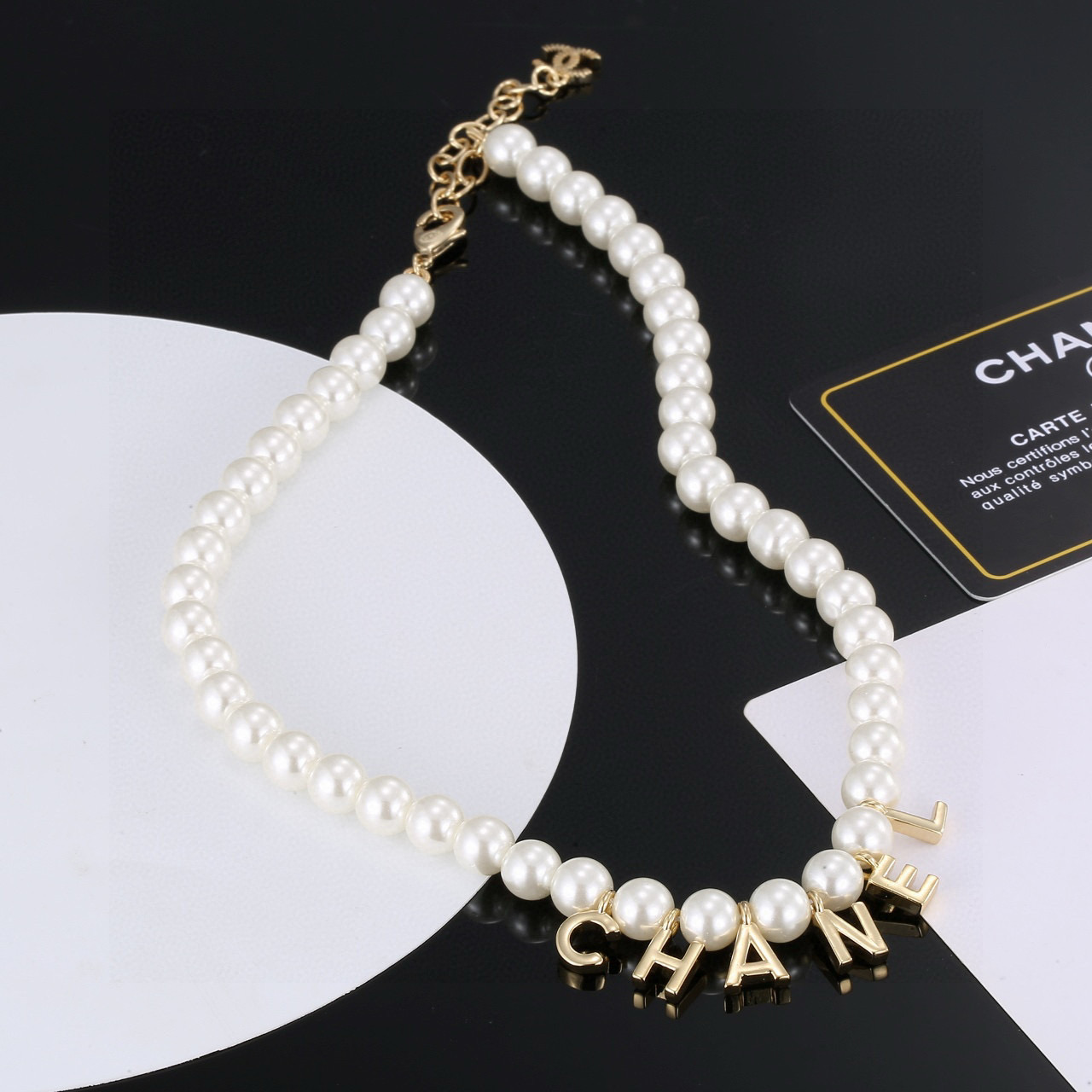 最新款Chanel 香奈儿字母珍珠项链  毛衣链非常好看，

精致大方，好不好品质说话，全部都实拍，图片