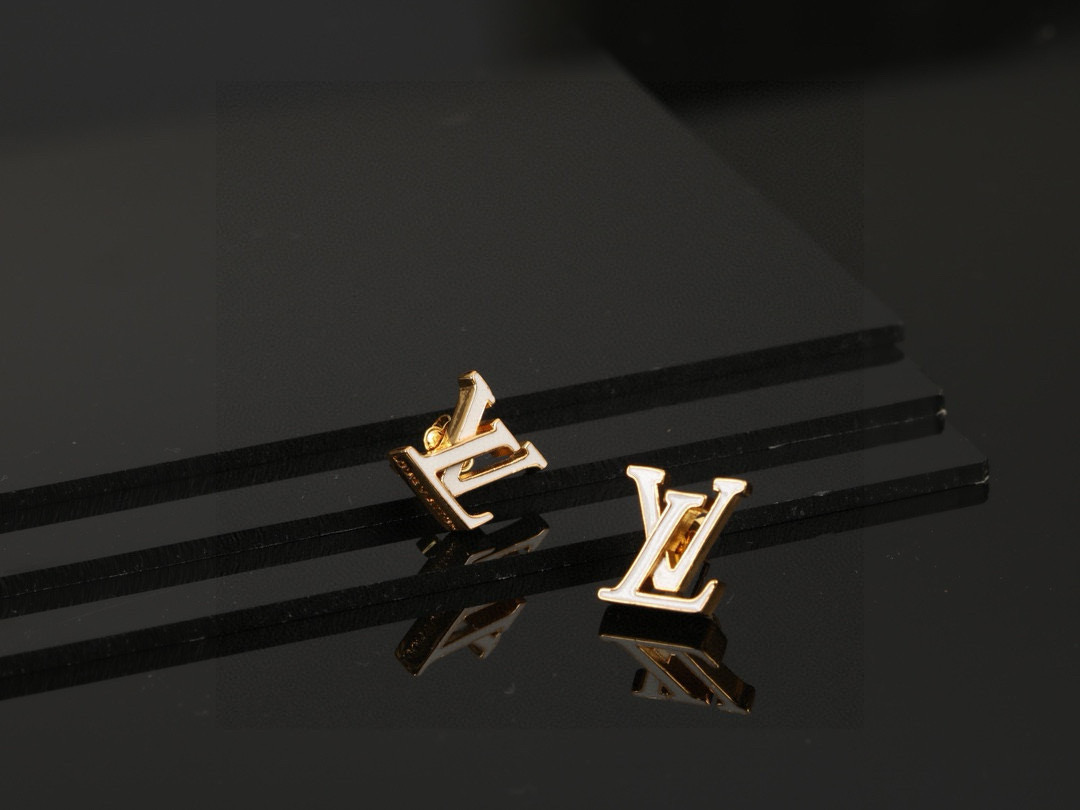   LV滴油字母耳钉 路易威登个性 带来时髦、有趣的视觉，明亮式切割工艺使表面抛光非常靓丽360度绚丽夺