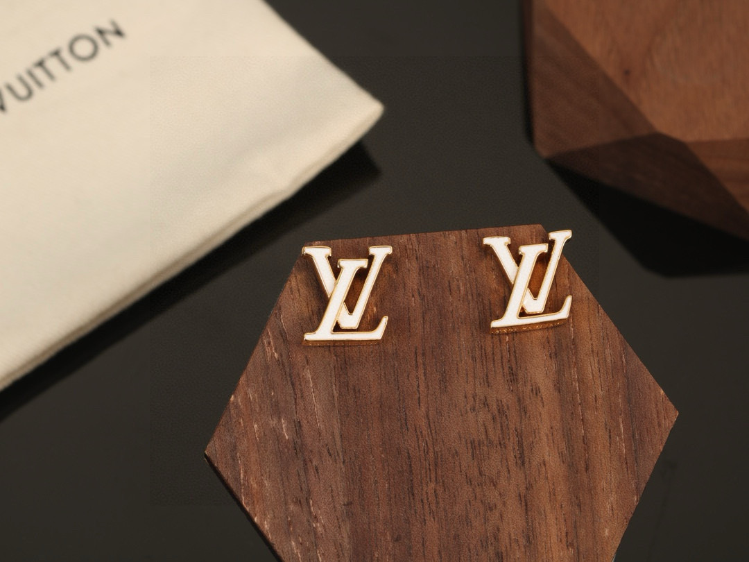   LV滴油字母耳钉 路易威登个性 带来时髦、有趣的视觉，明亮式切割工艺使表面抛光非常靓丽360度绚丽夺