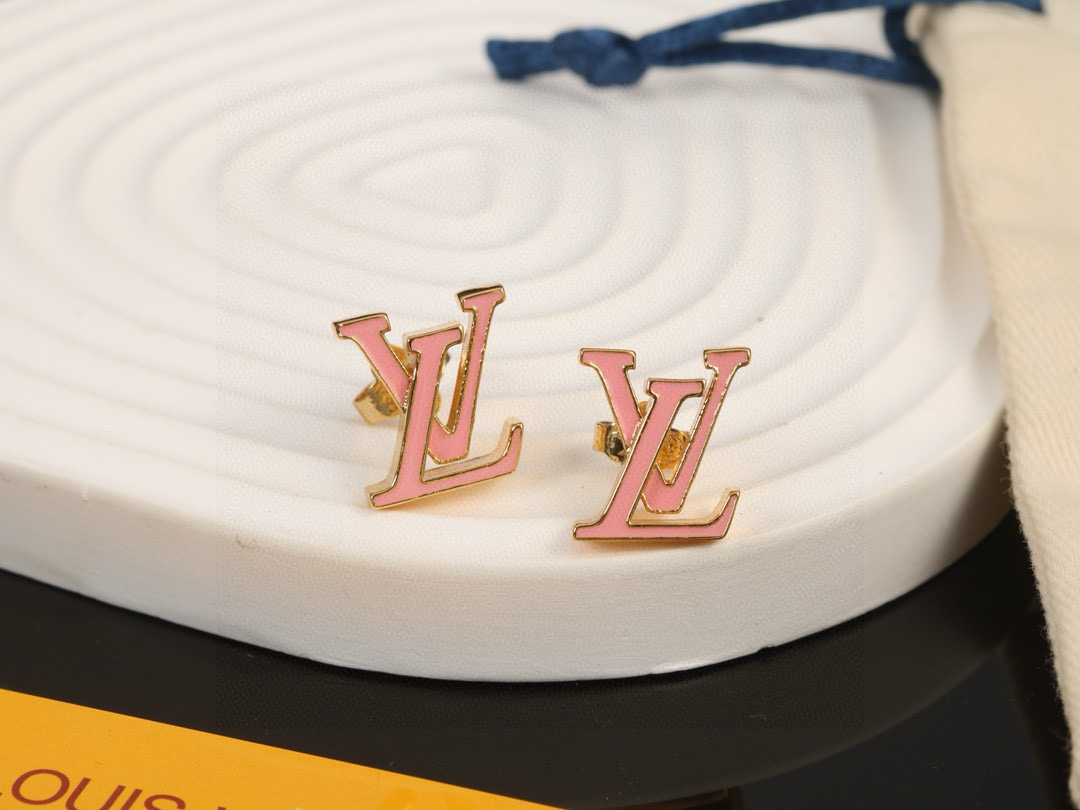   LV滴油字母耳钉 路易威登个性 带来时髦、有趣的视觉，明亮式切割工艺使表面抛光非常靓丽360度绚丽夺
