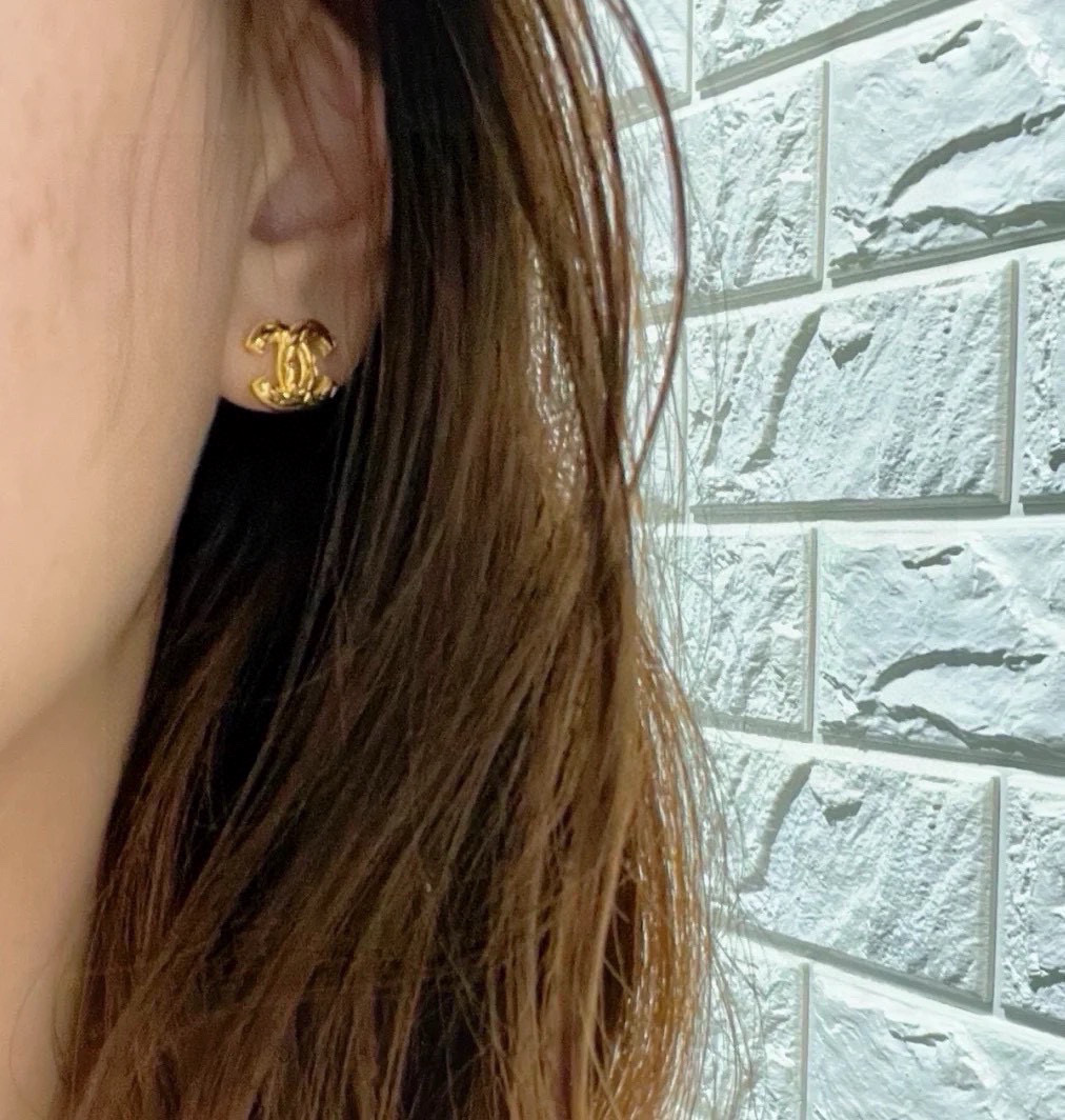  新建文件夹CHANEL  香奈儿 经典款  专柜🆕代购品质  原版材质  非常时尚的一款耳钉  俏皮可