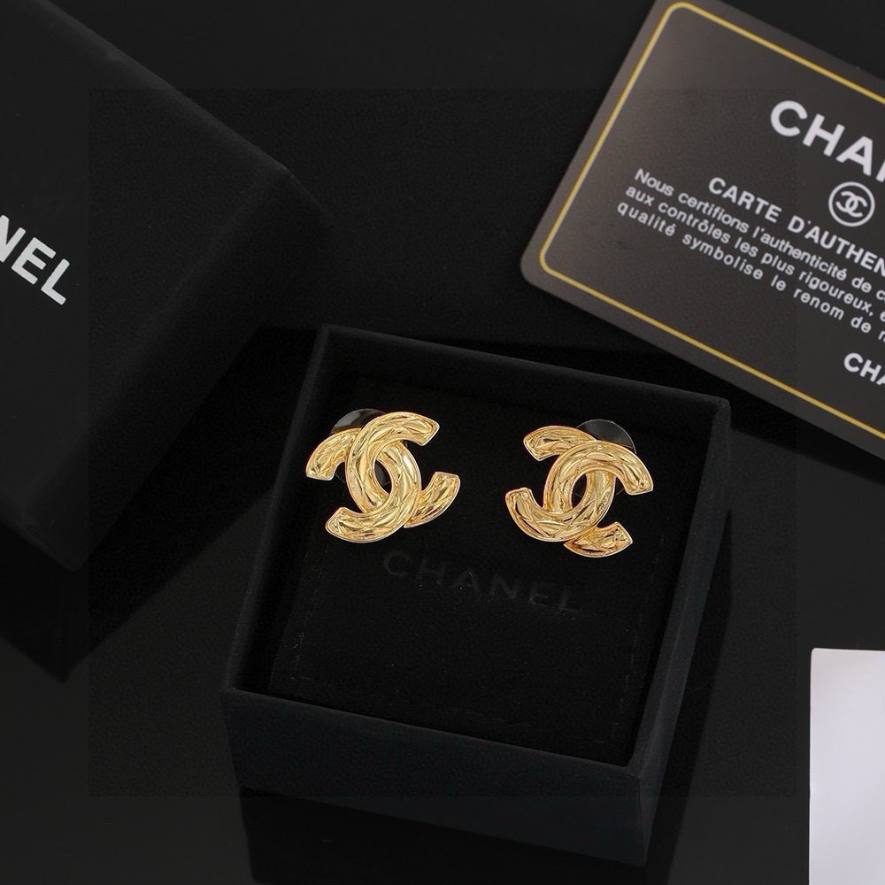  新建文件夹CHANEL  香奈儿 经典款  专柜🆕代购品质  原版材质  非常时尚的一款耳钉  俏皮可
