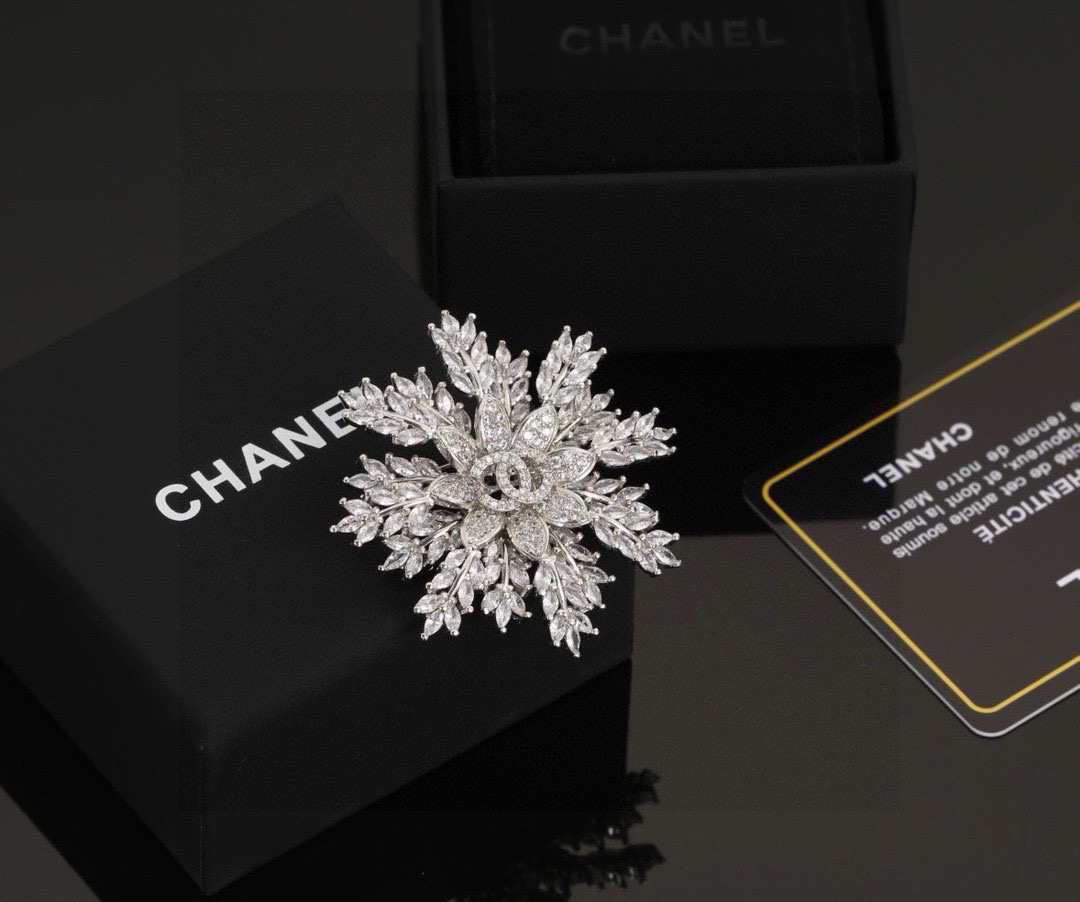  CHANEL🇫🇷小香 专柜新款同步上新香奈儿雪花胸针，是最懂女人的饰物。那些倾注了全部心血去做自己的女