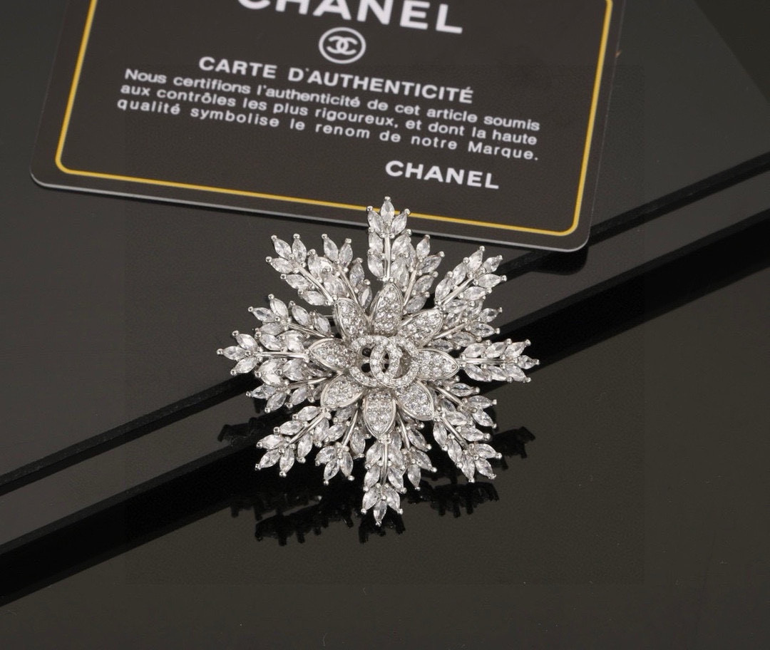  CHANEL🇫🇷小香 专柜新款同步上新香奈儿雪花胸针，是最懂女人的饰物。那些倾注了全部心血去做自己的女