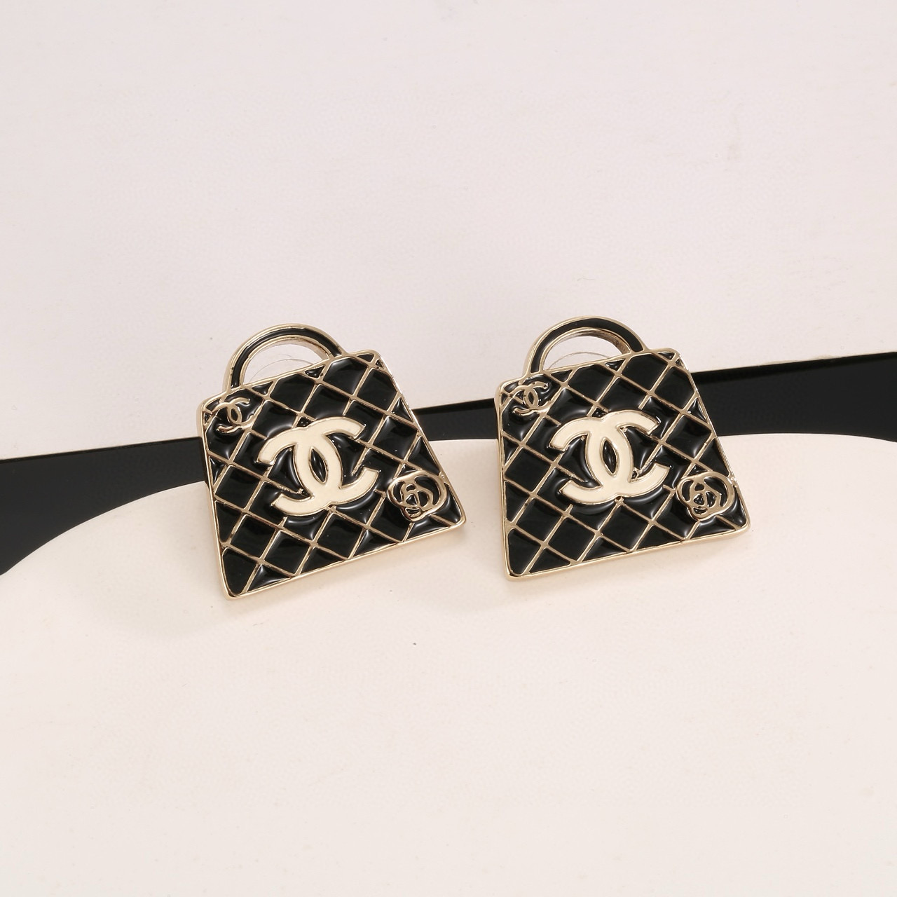 
 Chanel 🇫🇷香奈儿经典双C包包耳钉 这款随意搭配都是非常好看百搭时尚单品 🎁日常款 很修饰脸型