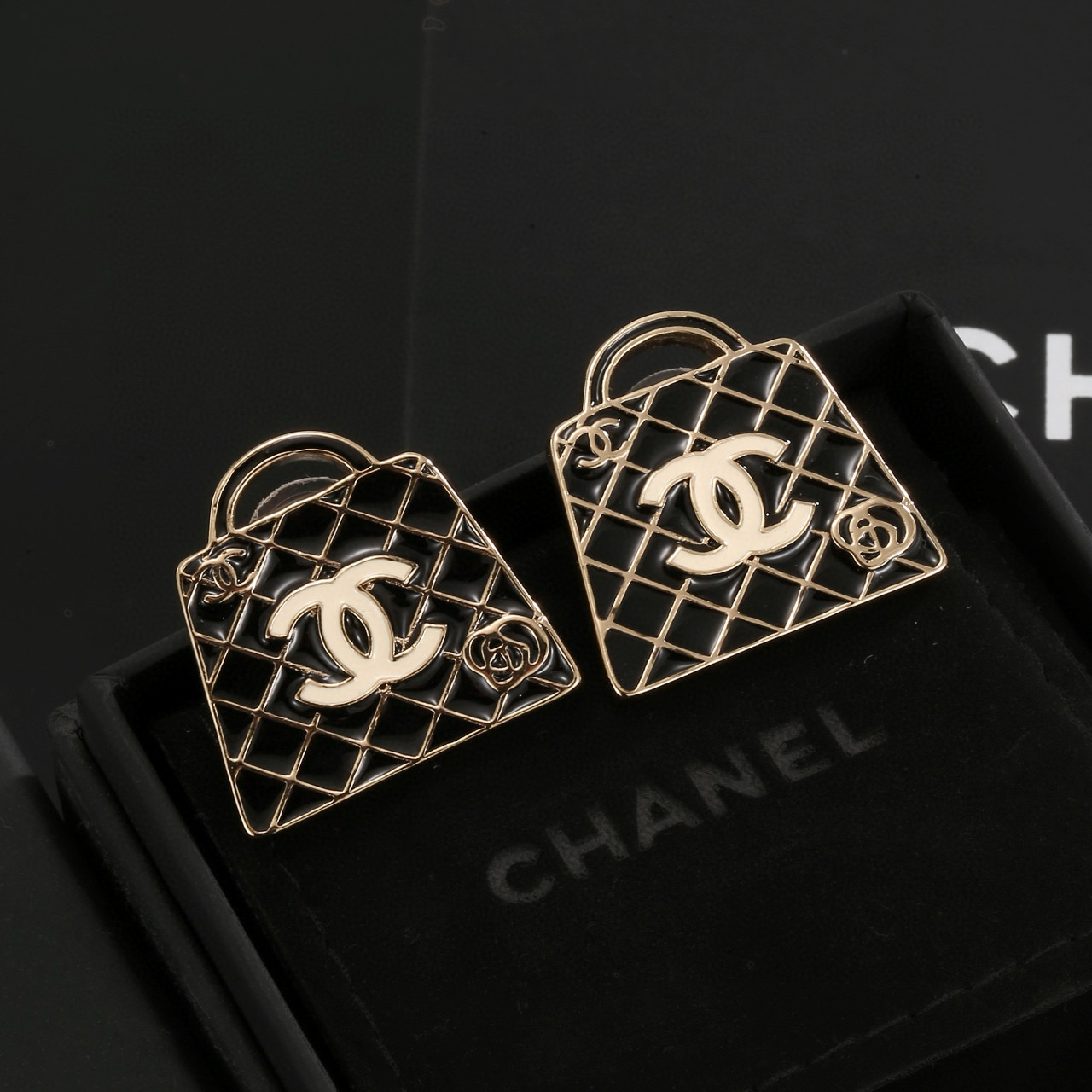 
 Chanel 🇫🇷香奈儿经典双C包包耳钉 这款随意搭配都是非常好看百搭时尚单品 🎁日常款 很修饰脸型