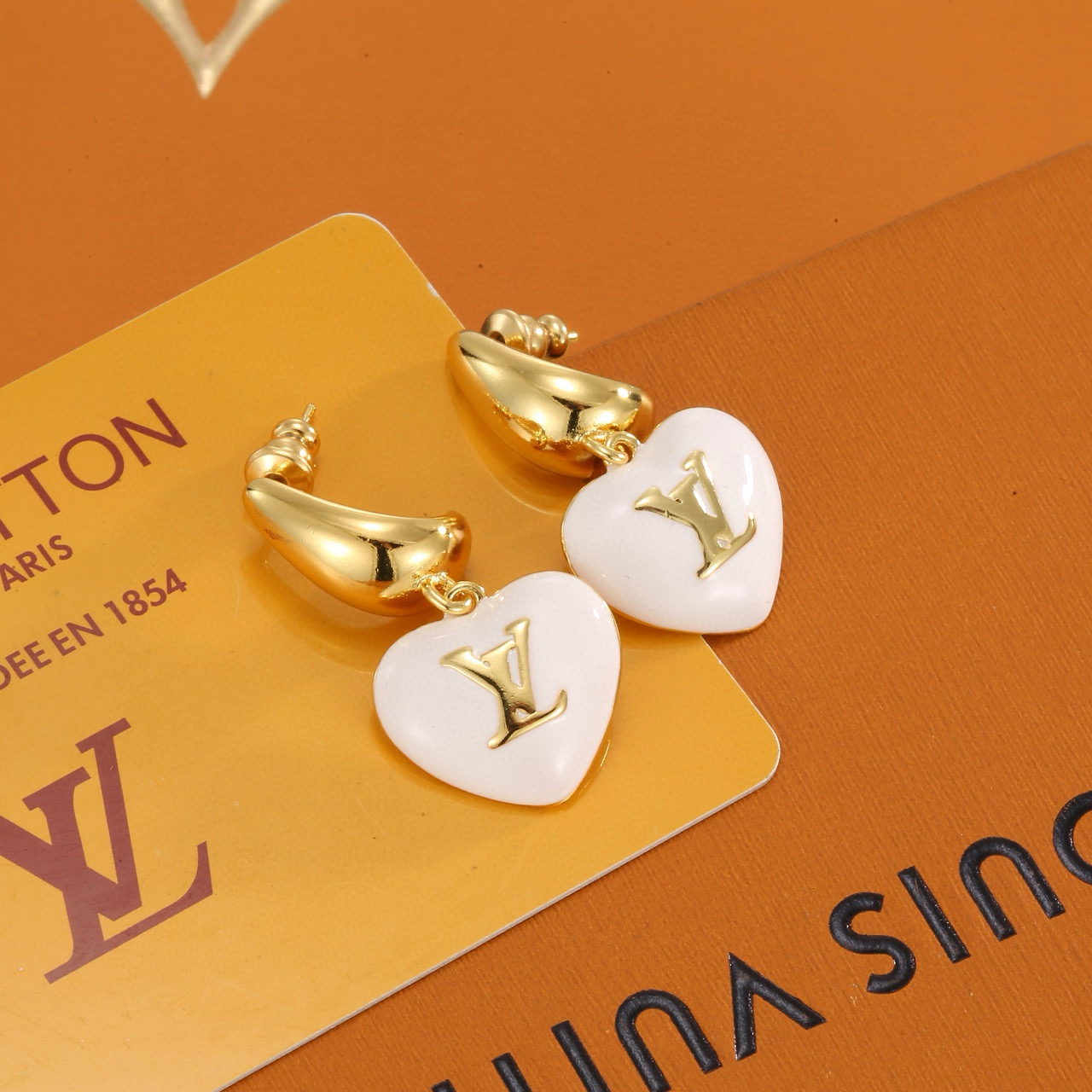 【精工版本】 路易威登耳钉  秉承精湛匠艺，以锻造耀目 LV Twig  抛光色泽成就经典 LV 字母的