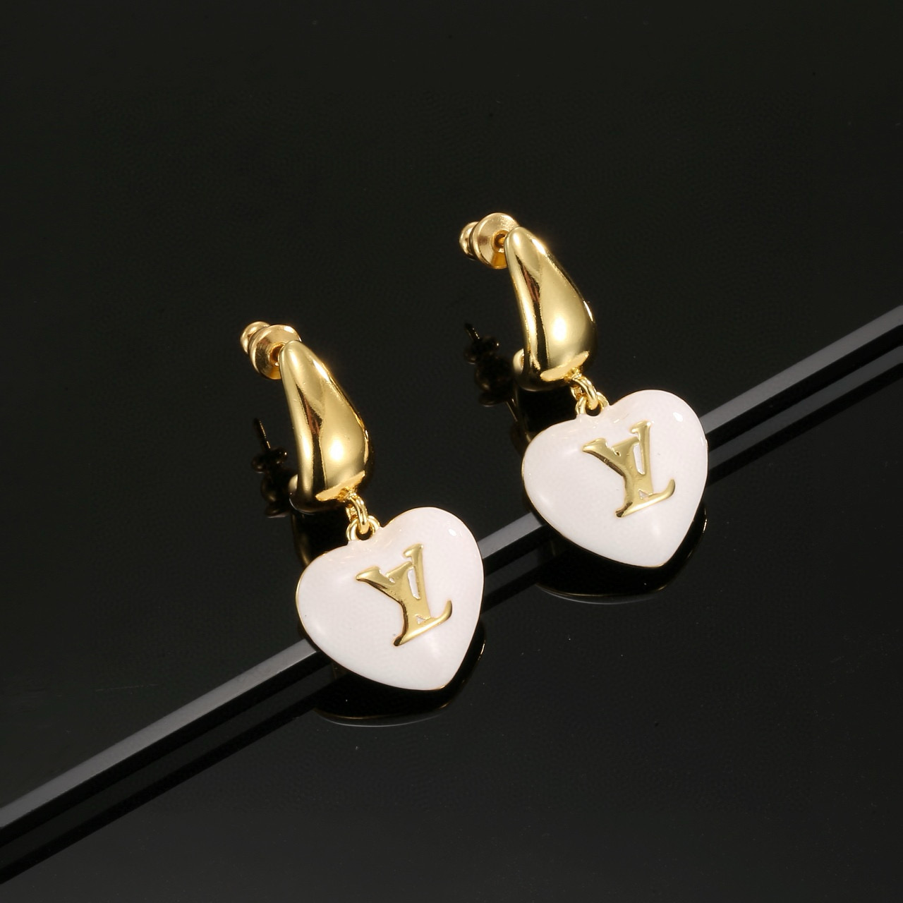 【精工版本】 路易威登耳钉  秉承精湛匠艺，以锻造耀目 LV Twig  抛光色泽成就经典 LV 字母的