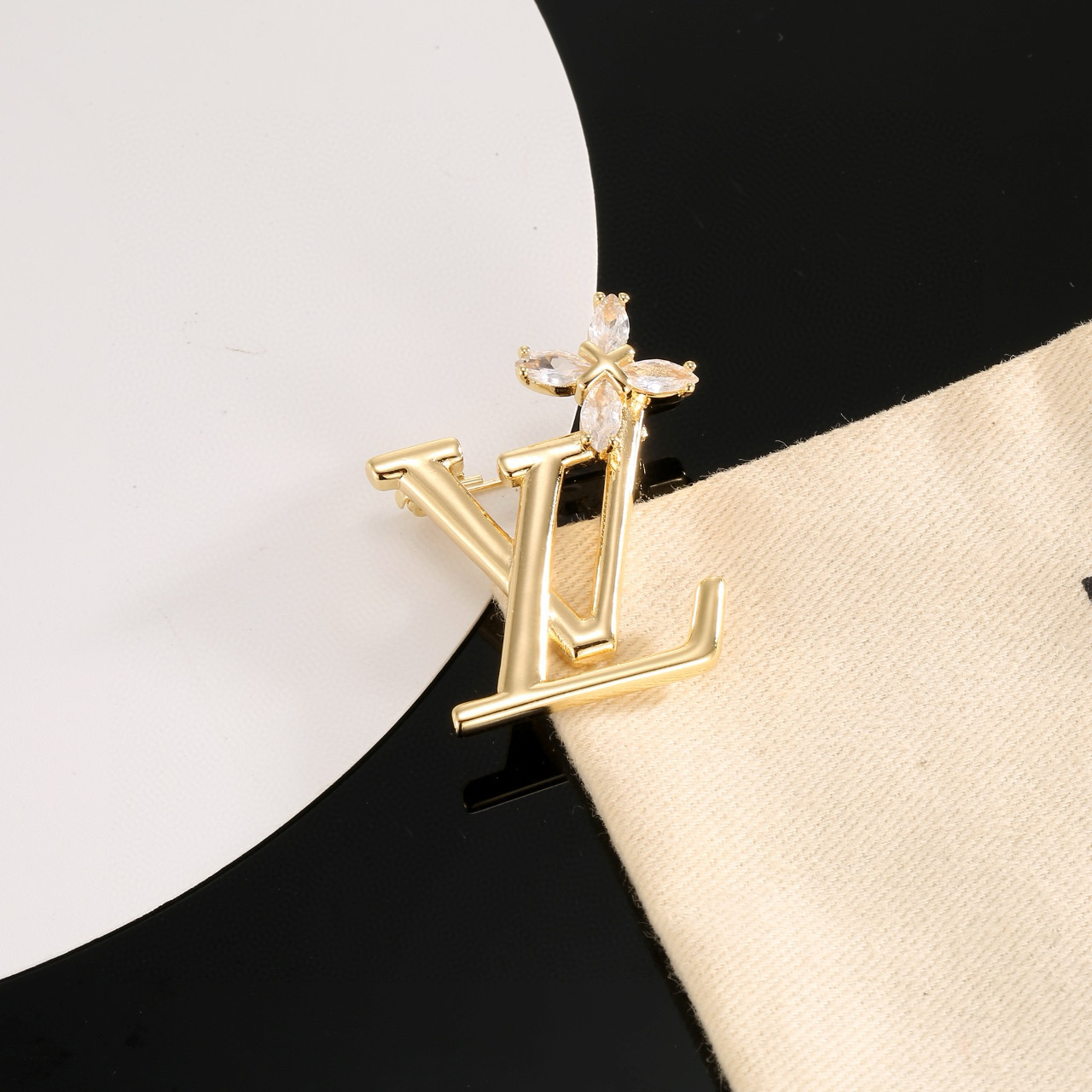【精工版本】 路易威登胸针 秉承精湛匠艺，以锻造耀目 LV Twig  抛光色泽成就经典 LV 字母的自