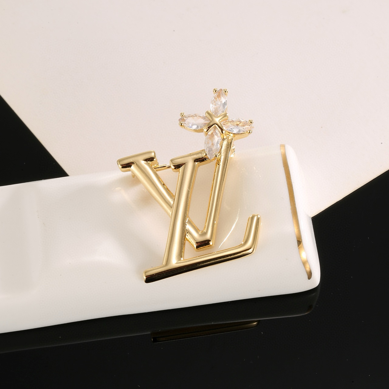 【精工版本】 路易威登胸针 秉承精湛匠艺，以锻造耀目 LV Twig  抛光色泽成就经典 LV 字母的自