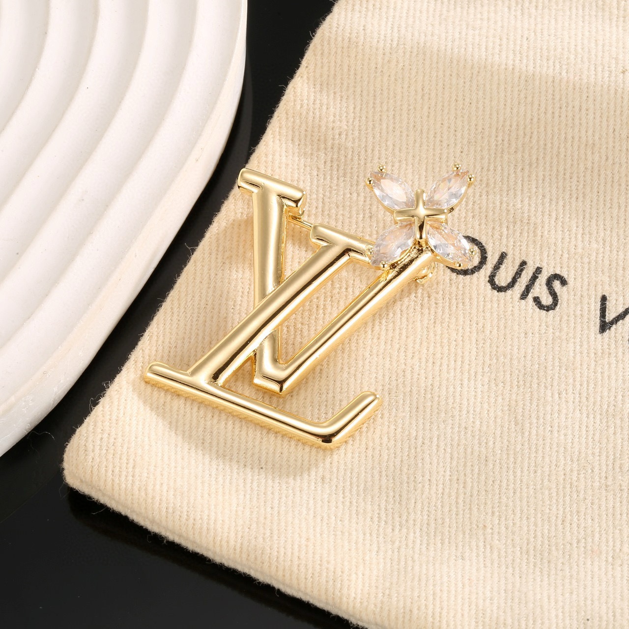 【精工版本】 路易威登胸针 秉承精湛匠艺，以锻造耀目 LV Twig  抛光色泽成就经典 LV 字母的自