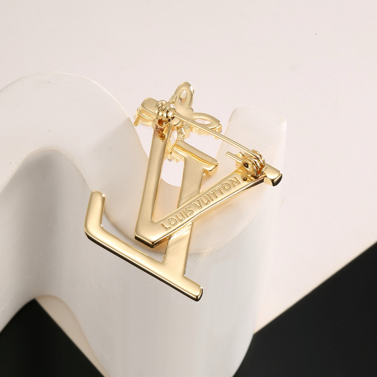 【精工版本】 路易威登胸针 秉承精湛匠艺，以锻造耀目 LV Twig  抛光色泽成就经典 LV 字母的自
