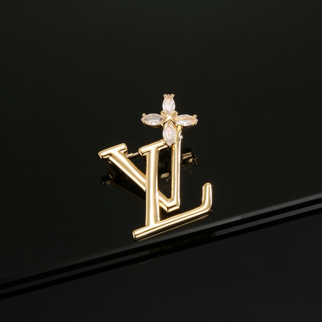 【精工版本】 路易威登胸针 秉承精湛匠艺，以锻造耀目 LV Twig  抛光色泽成就经典 LV 字母的自