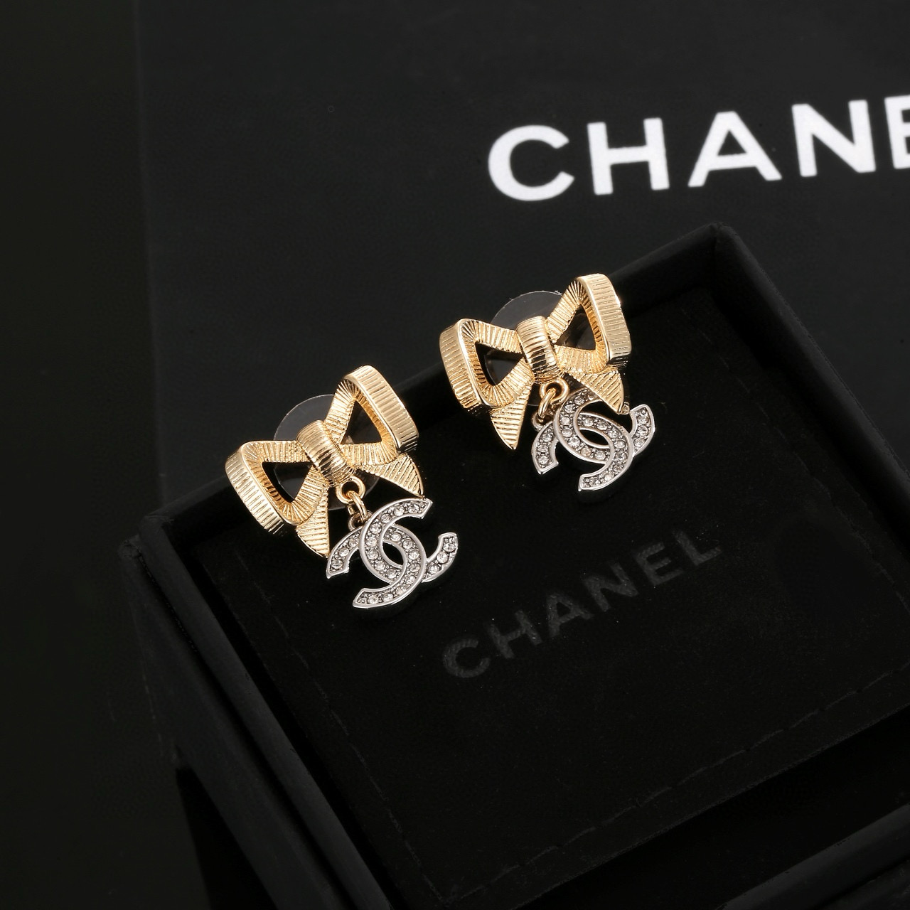 
 Chanel 🇫🇷香奈儿经典双C蝴蝶结耳钉 这款随意搭配都是非常好看百搭时尚单品 🎁日常款 很修饰脸