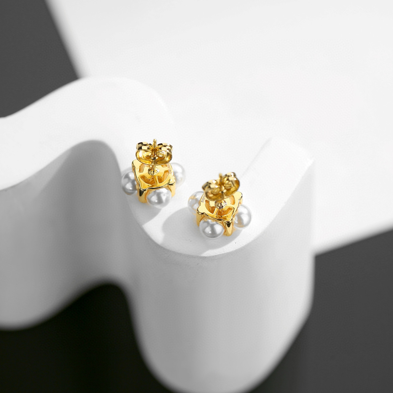  Celine 赛琳耳钉 耳环 经典金色系 小巧精致可爱 百搭 。复古造型设计 金色特别显白 穿衣搭配不