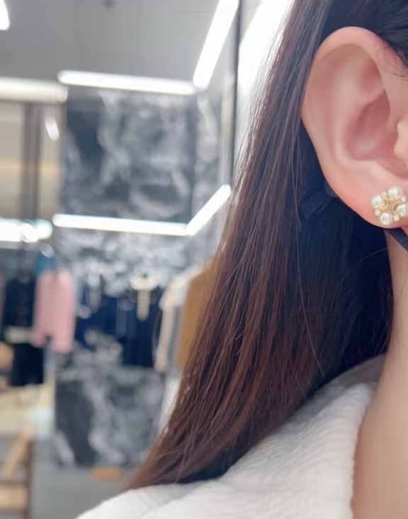  Celine 赛琳耳钉 耳环 经典金色系 小巧精致可爱 百搭 。复古造型设计 金色特别显白 穿衣搭配不