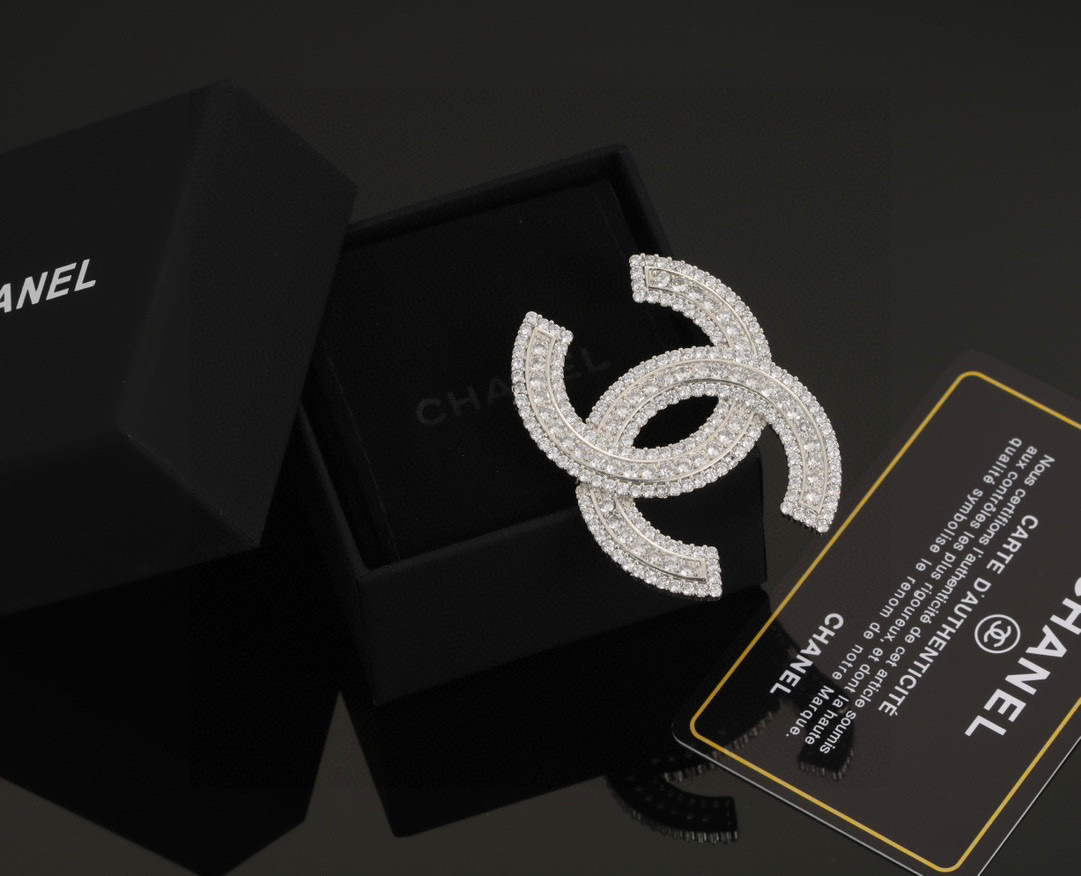  👑  小香 Chanel 火爆  胸针 最高代购级别   最具味道的满钻胸针brooch     实物